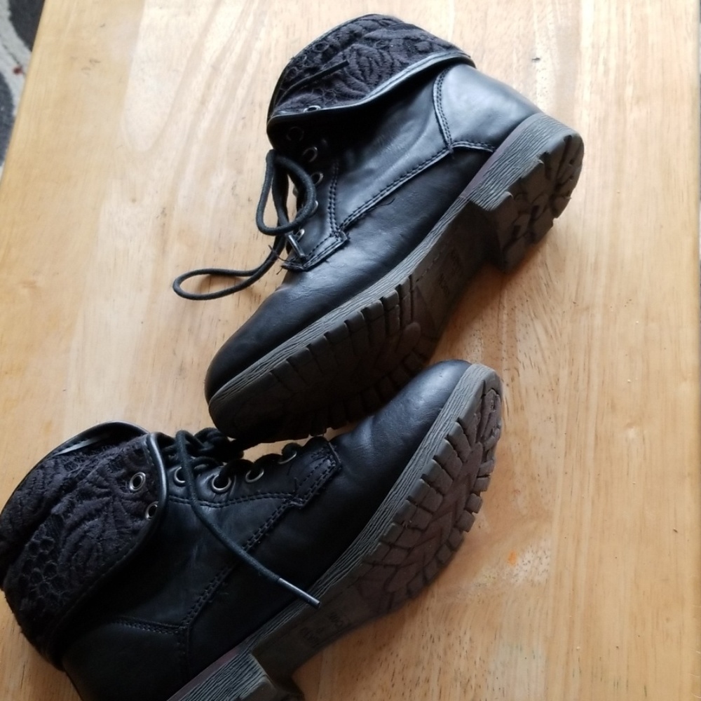 Girls size 1 Black Boot, with shoe string tie